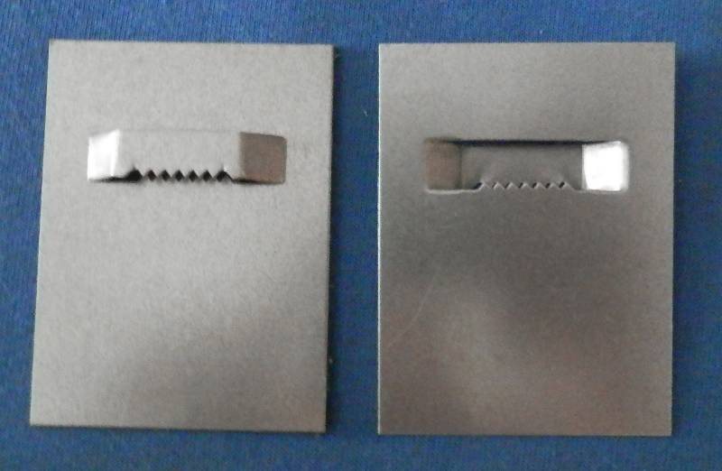Aufhängeblech 6x8 cm mit gezahnten Öse (ohne Klebeband)