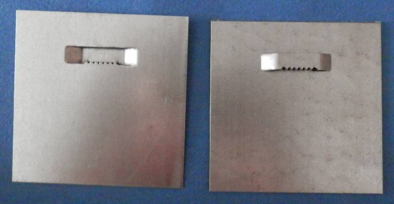 Aufhängeblech 10x10 cm mit gezahnten Öse (ohne Klebeband)