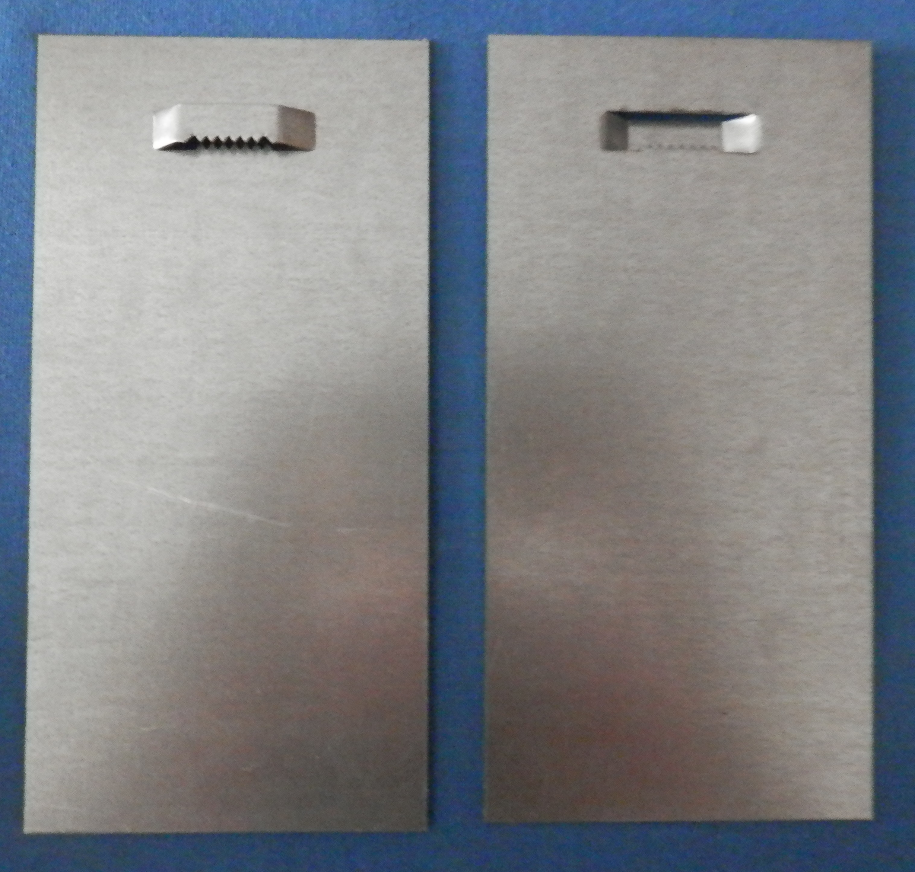 Aufhängeblech 10x20 cm mit gezahnten Öse (ohne Klebeband)